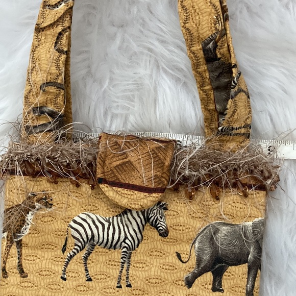 Animal intrigue shoulder bag. Grab and go in style - Picture 9 of 11